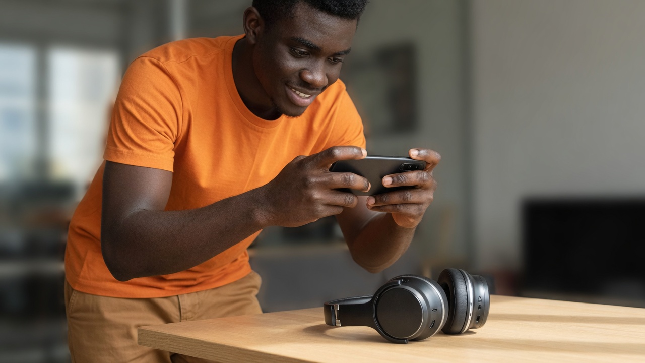 Illustration moderne et colorée montrant un smartphone affichant une page boutique en ligne avec photos de produits, avis clients et bouton de commande, style plat et dynamique, palette de couleurs vives inspirée de l'Afrique de l'Ouest, sans texte lisible incrusté