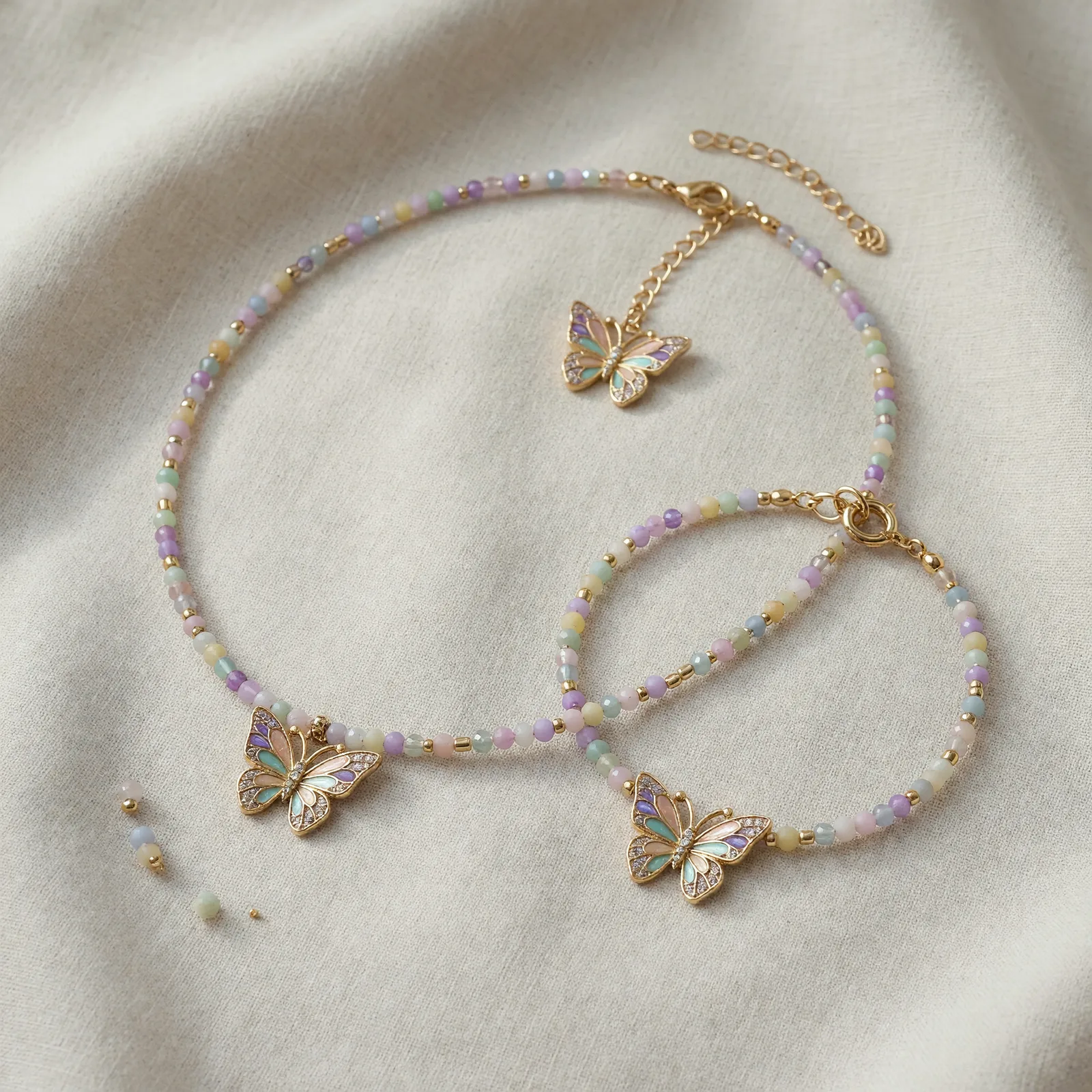 Ensemble bijoux en perles avec médaille papillon