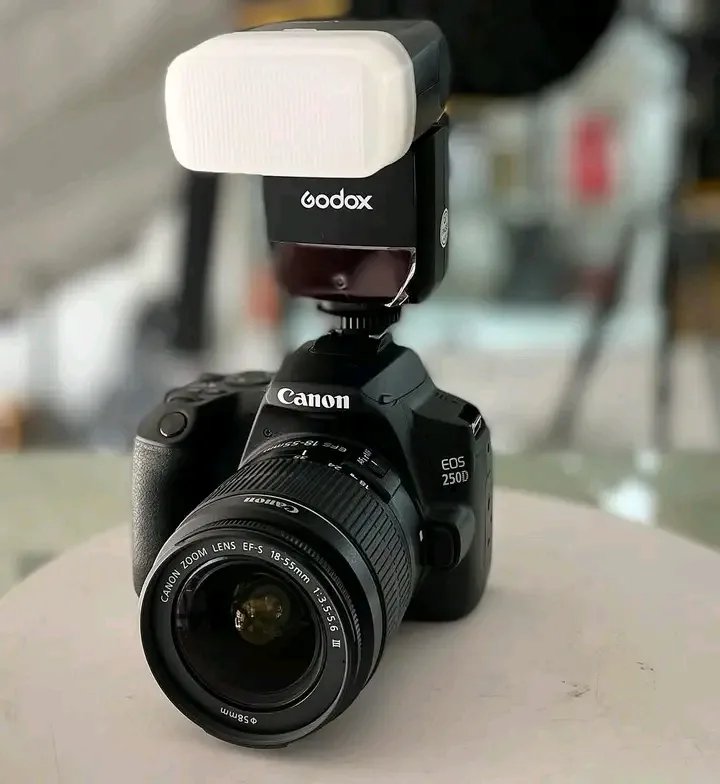 Canon EOS 250D + Objectif 18-55mm + Flash Godox V350C