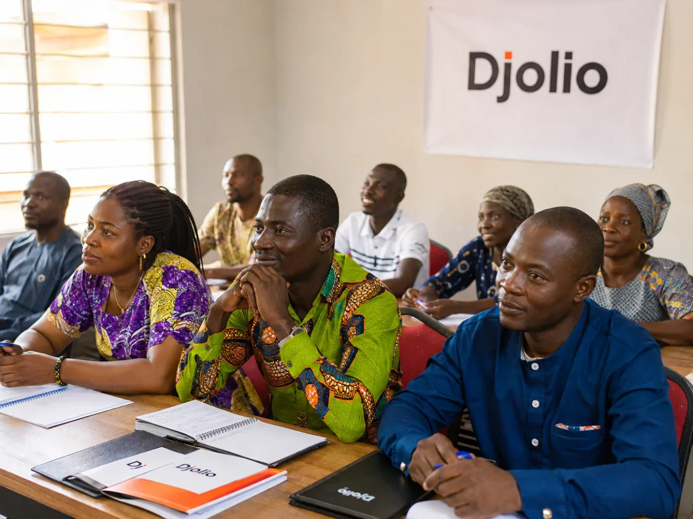 Un petit groupe de commerçants béninois pendant une formation Djolio.